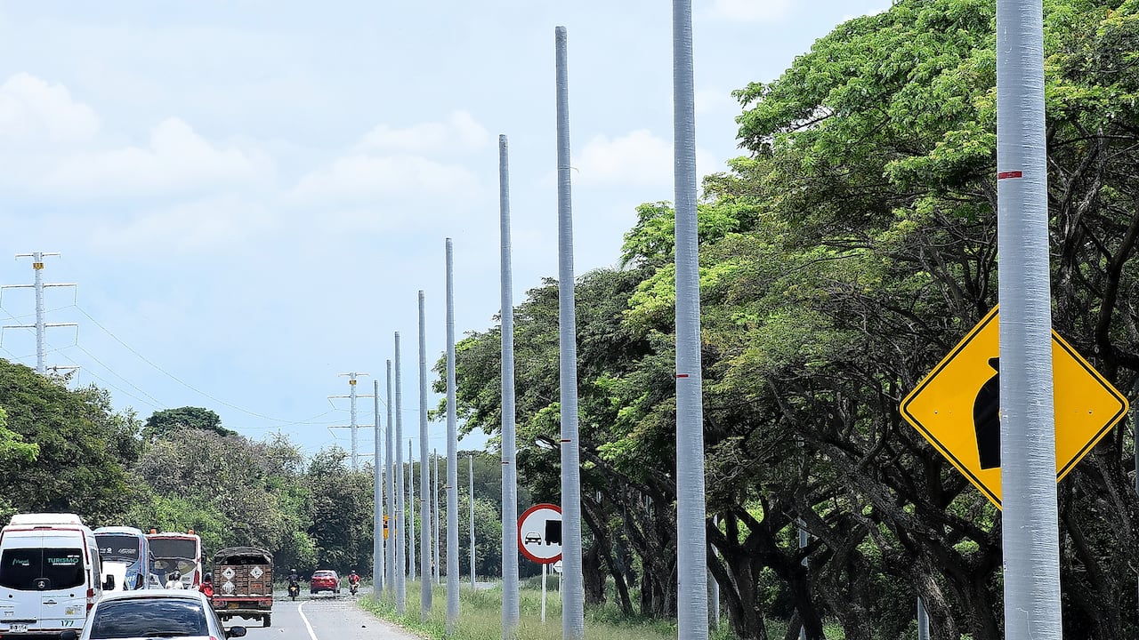 Instalación de las luminarias fotovoltaicas en la recta Cali Palmira