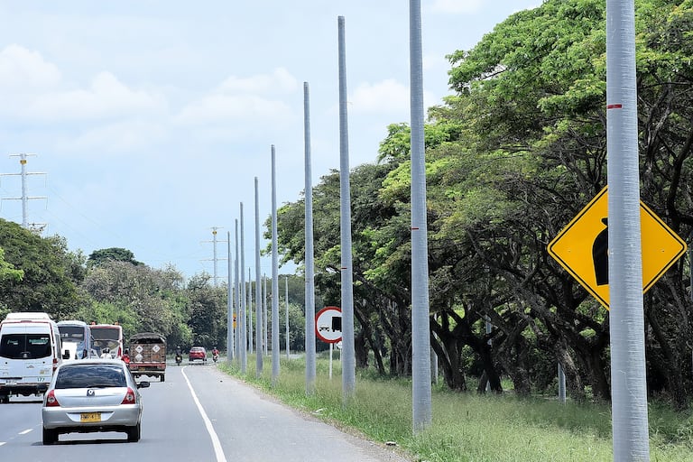 Instalación de las luminarias fotovoltaicas en la recta Cali Palmira