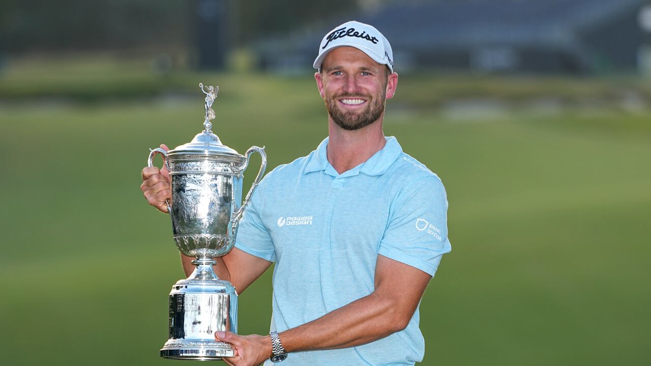 Wyndham Clark sostiene el trofeo después de ganar el torneo de golf Abierto de EE. UU. en Los Ángeles Country Club el domingo, 18 de junio de 2023, en Los Ángeles. (Foto AP/George Walker IV)