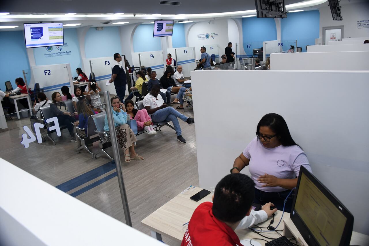 Cali: "Temporada alta" de pasaporte, largas filas y gran afluencia de público en las oficinas ubicadas en el Centro Comercial la Estación. Según los funcionarios, esta situación no presenta relación con la incertidumbre que se presenta en la Cancillería. Foto José L Guzmán. El País.
