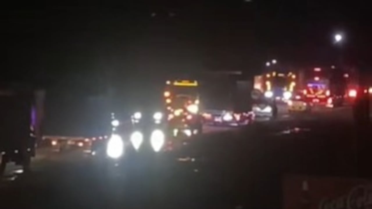 En la noche de este jueves 20 de noviembre, las autoridades lograron desbloquear la vía Panamericana, tramo Popayán-Pasto, tras casi un día completo de labores con maquinaria amarilla para retirar el derrumbe.