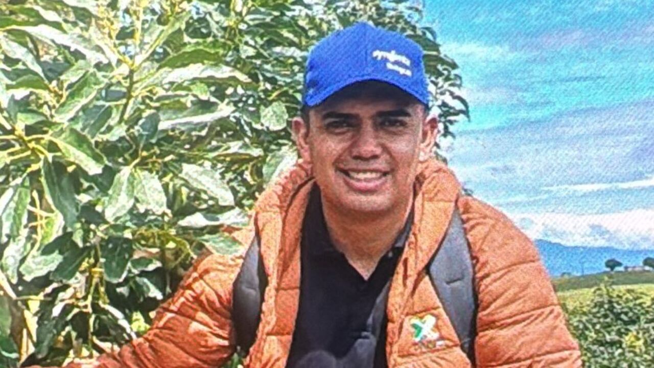 Jhon Fréyder Sarria Sandoval era el joven ingeniero agrónomo que murió en medio de la fuerza explosión que se registró en el sector de Piendrasentada de la vía Panamericana, indicaron los familiares.