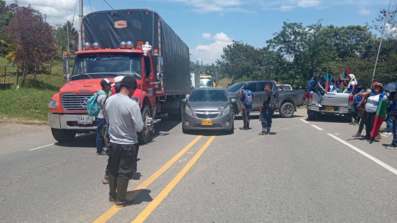 Bloqueos en la Panamericana: Comunidades indígenas nasa se concentran sobre la vía Carretera Panamericana, en el tramo Popayán – Cali, generando largas filas de vehículos en medio de la jornada de protesta por la emergencia educativa en el norte del Cauca.