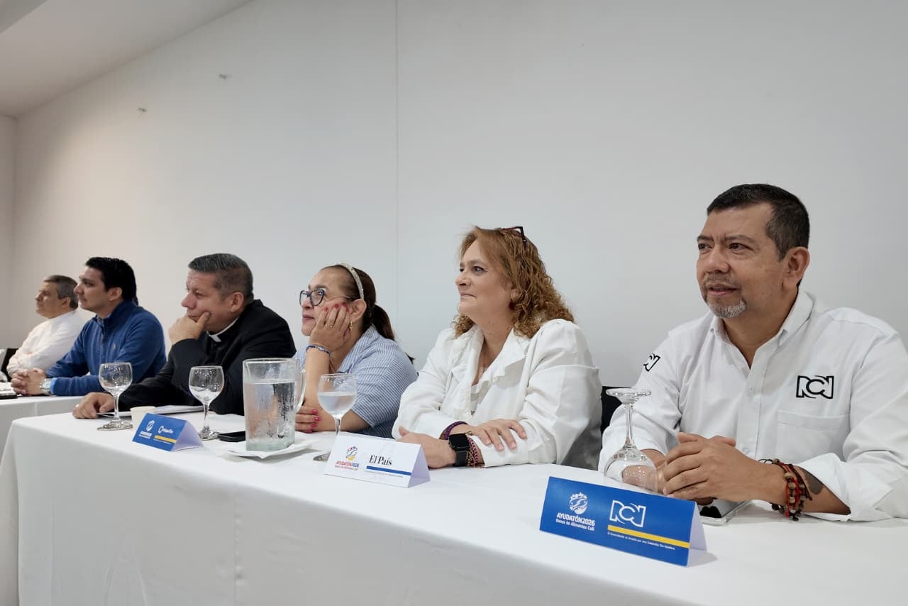 Medios de comunicación y empresarios se reunieron en el lanzamiento de la cuarta edición de la Ayudatón, iniciativa que culminará en la Arena USC.