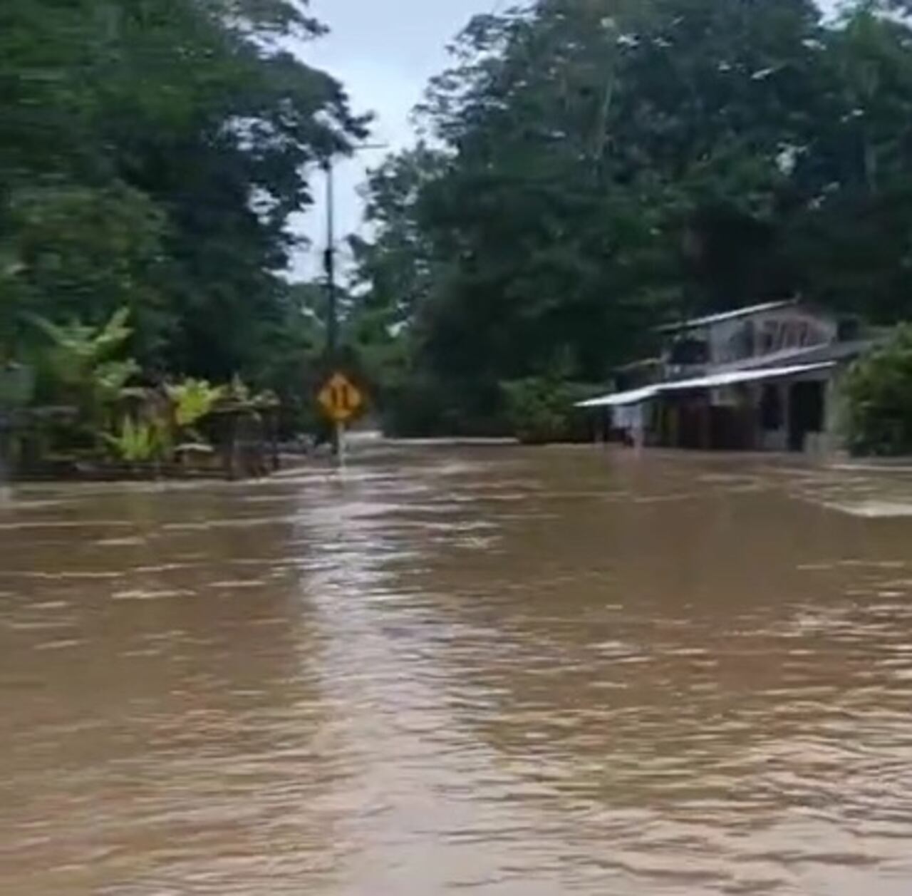 Los estudiantes de este municipio no asistieron a clases por las inundaciones que se presentan en este municipio.