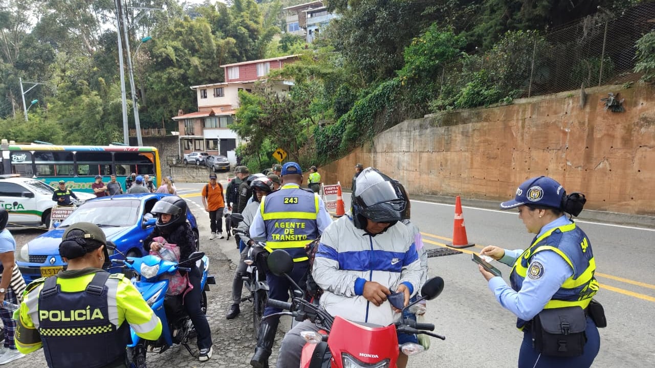 Personal de Tránsito y de la Policía Metropolitana de Cali realizan operativos en diferentes puntos de la ciudad.