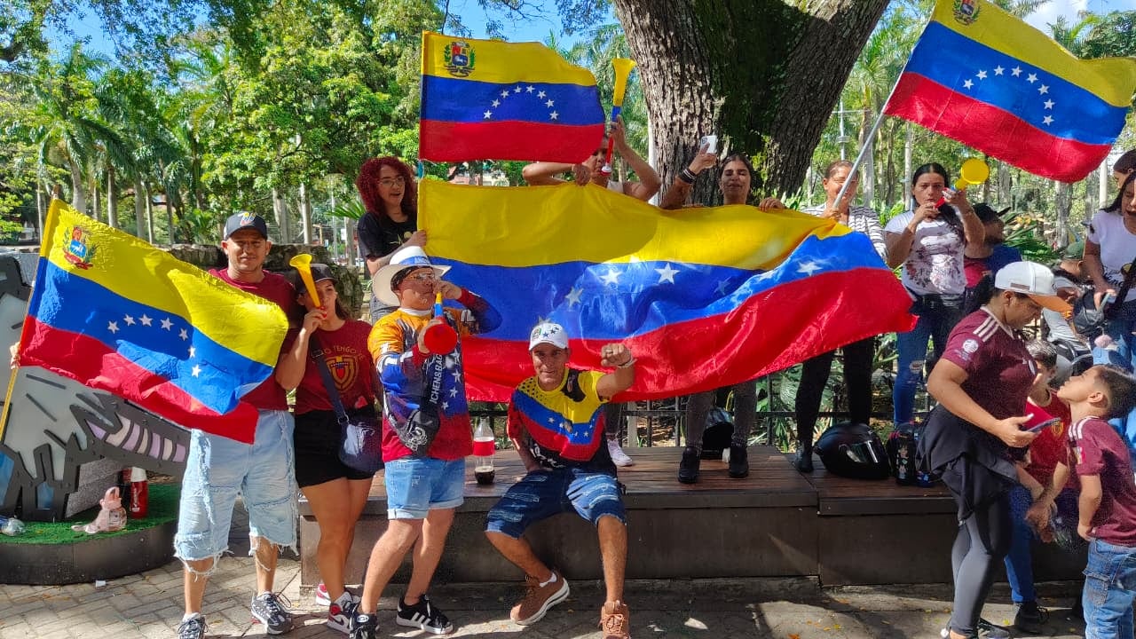 A esta hora, en el Bulevar del Río, venezolanos celebran la captura del líder del régimen venezolano, Nicolás Maduro