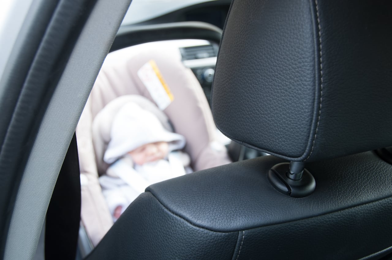Por descuido de padre muere bebé en iun carro