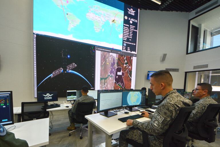 El control de los satélites de la Fuerza Aeroespacial Colombiana se realiza desde el Centro de Operaciones Espaciales (SpOC), ubicado en la Escuela Militar de Aviación "Marco Fidel Suárez" en Cali. Desde esta estación terrena, se monitorea el estado de salud de satélites como el FACSAT-2 y se ejecutan los comandos para el cumplimiento de sus misiones, principalmente de observación de la Tierra. Foto Jorge Orozco