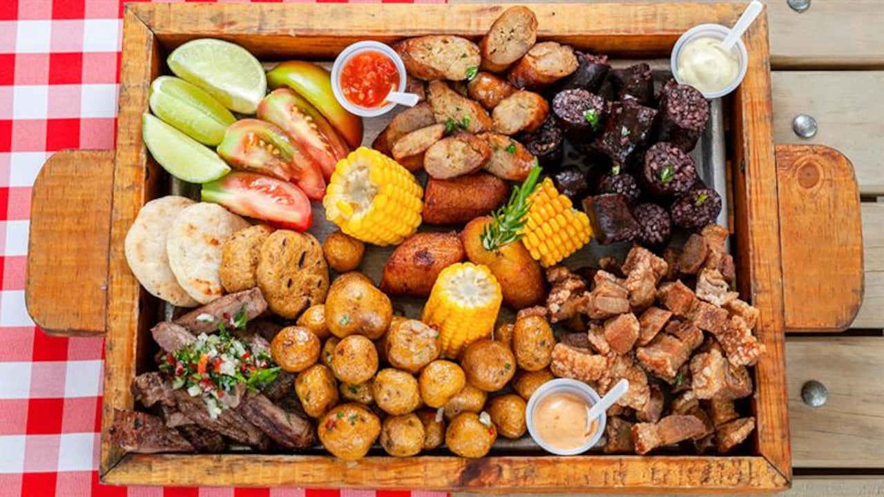 Entre la fritanga típica colombiana se encuentra la longaniza.