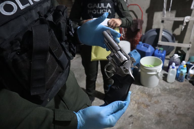 Las cuatro armas de fuego, municiones, dinero en efectivo y estupefacientes incautados por las autoridades durante los operativos en la Comuna 16.