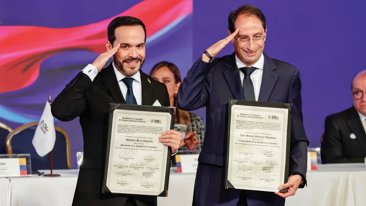 El presidente electo, Abelardo De La Espriella, y el vicepresidente José Manuel Restrepo, al recibir las credenciales del CNE.