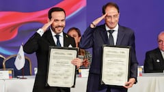 El presidente electo, Abelardo De La Espriella, y el vicepresidente José Manuel Restrepo, al recibir las credenciales del CNE.