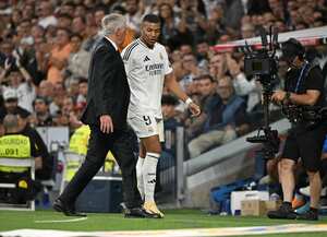 El delantero francés del Real Madrid #09, Kylian Mbappé, habla con el entrenador italiano del Real Madrid, Carlo Ancelotti, mientras abandona el terreno de juego. (Foto de Javier SORIANO / AFP)