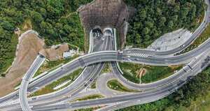 El complejo vial del Túnel de Oriente es imponente. Tiene una longitud de 22,3 kilómetros, tres túneles, dos intercambios viales y 1,5 kilómetros de viaductos.