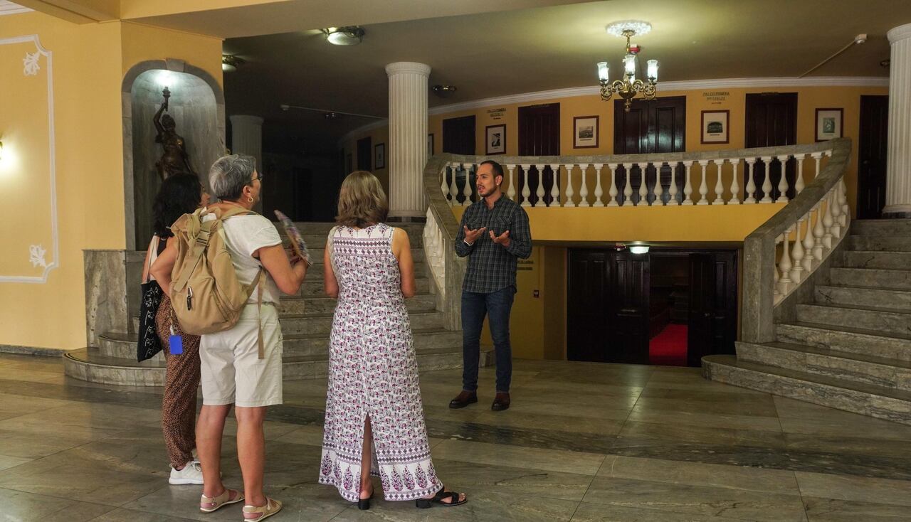 Estas visitas, que se realizarán únicamente con agendamiento previo, ofrecen una oportunidad exclusiva para conocer a fondo este histórico edificio. Cortesía Prensa Teatro Municipal Enrique Buenaventura