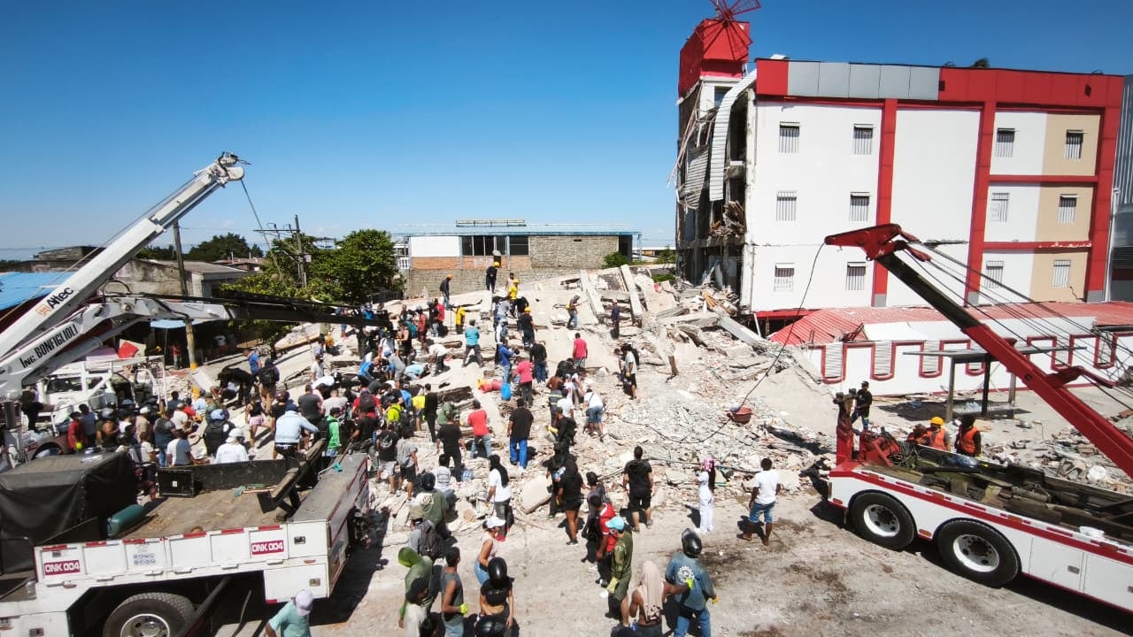 Sector de la 39 con autopista en Calil, donde un edificio colapsó tras el terremoto del 10 de agosto.