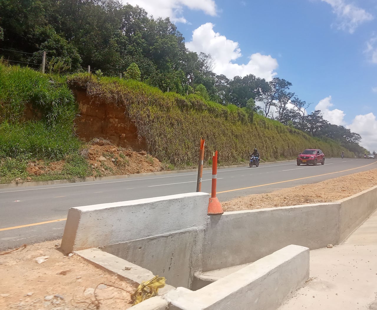 La vía Panamericana que conecta Cali con Popayán es uno de los corredores más importantes del suroccidente del país, clave para la movilidad de pasajeros y el transporte de mercancías. Sin embargo, en los últimos días ha sido escenario de hechos de inseguridad, como la instalación de retenes ilegales por parte de grupos armados, que han generado temor entre los viajeros y afectaciones en el tránsito. Las autoridades mantienen operativos en la zona para garantizar la seguridad y restablecer la normalidad en este importante eje vial.