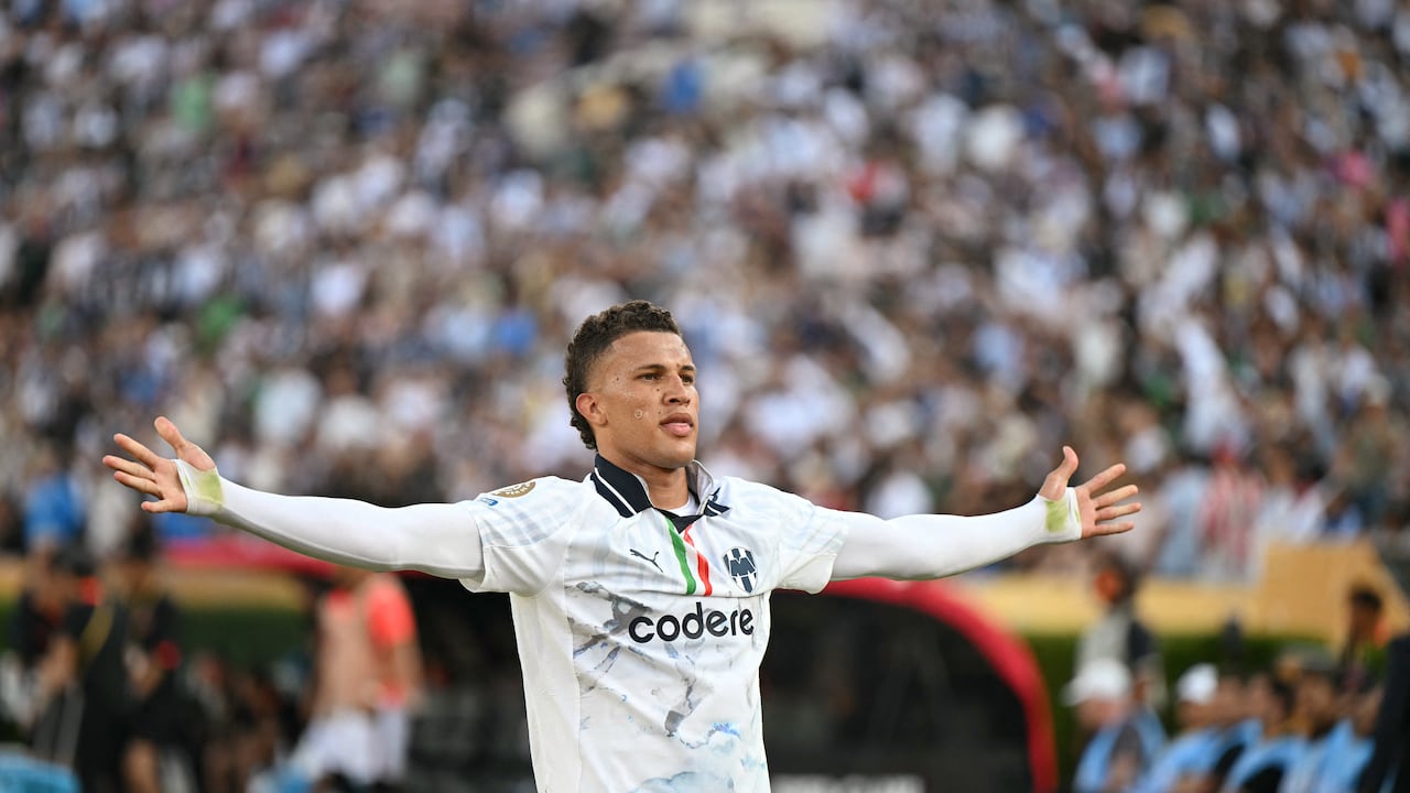 El mediocampista colombiano #06 de Monterrey, Nelson Deossa, celebra el primer gol del partido del Grupo E de la Copa Mundial de Clubes de la FIFA 2025 entre Urawa Red Diamonds de Japón y Monterrey de México en el estadio Rose Bowl de Pasadena el 25 de junio de 2025. (Foto de Yuri CORTEZ / AFP)