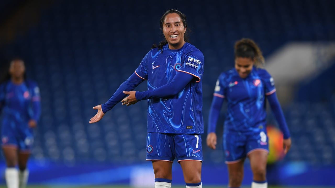 Mayra Ramírez celebra uno de sus goles con el Chelsea.