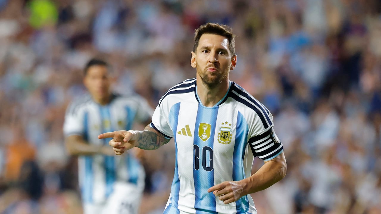 Lionel Messi, de Argentina, celebra tras marcar el segundo gol de su equipo durante el partido amistoso internacional entre Argentina e Islandia en el estadio Jordan-Hare el 9 de junio de 2026 en Auburn, Alabama.