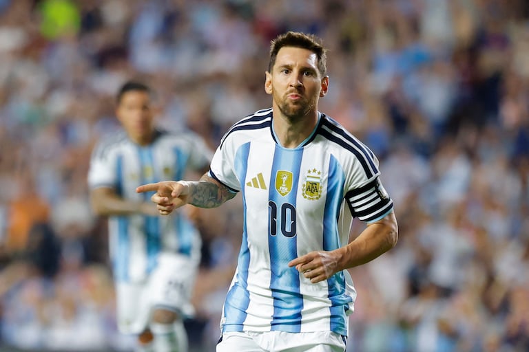 Lionel Messi, de Argentina, celebra tras marcar el segundo gol de su equipo durante el partido amistoso internacional entre Argentina e Islandia en el estadio Jordan-Hare el 9 de junio de 2026 en Auburn, Alabama.