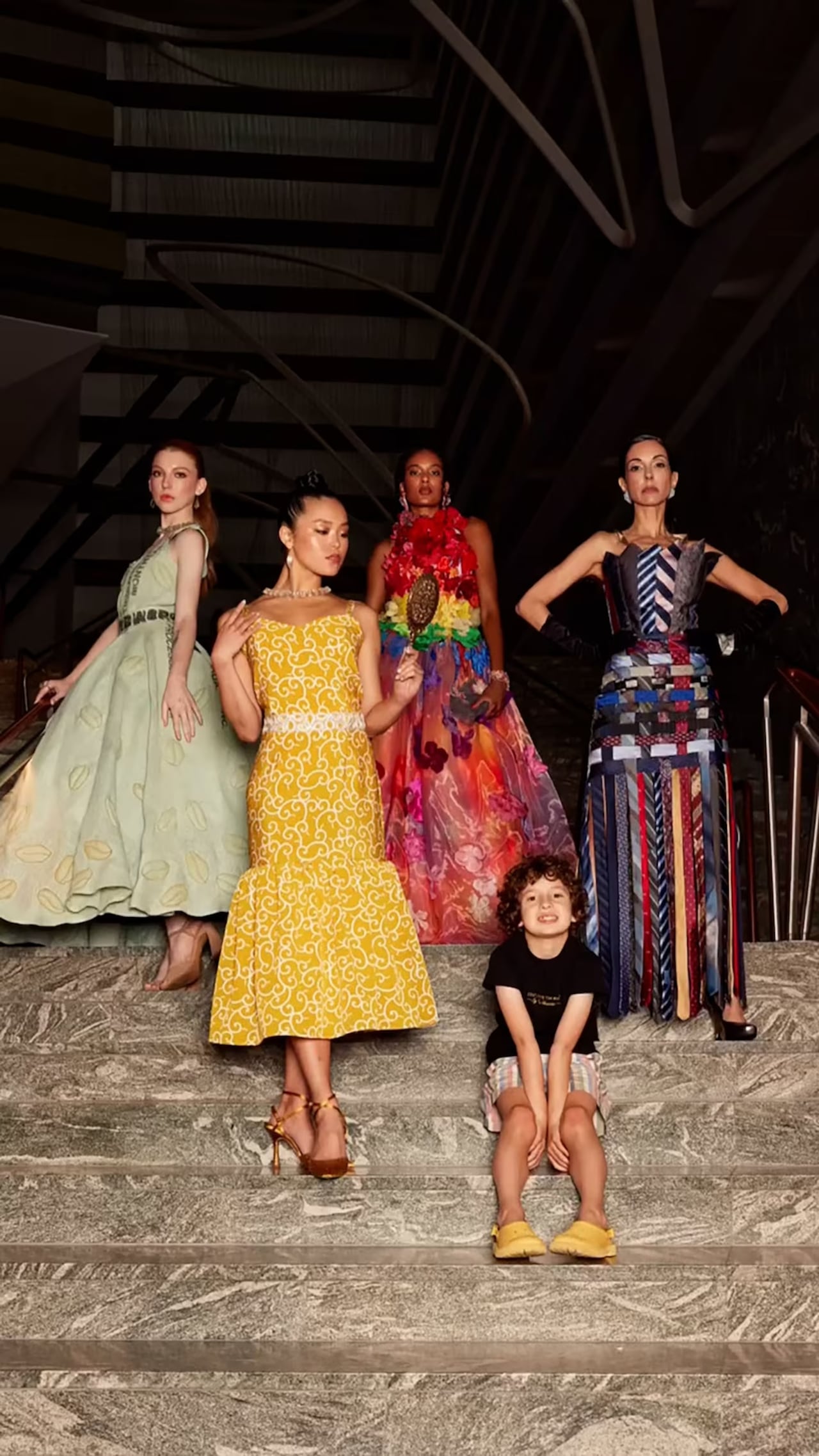 Max Alexander es todo un principito de la moda, se mueve entre pasarelas y flashes con la diversión de un niño y la grandeza de un apasionado diseñador.