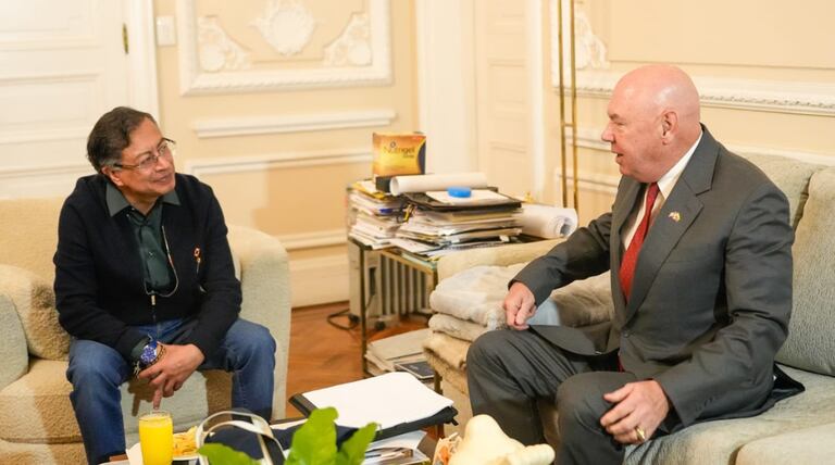 Gustavo Petro y John McNamara, encargado de negocios de Estados Unidos en Colombia.