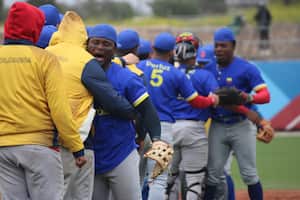 Los jugadores de la selección Colombia de béisbol festejan su paso a la fina de los Juegos panamericanos 2023, luego de vencer a Panamá 2x1.