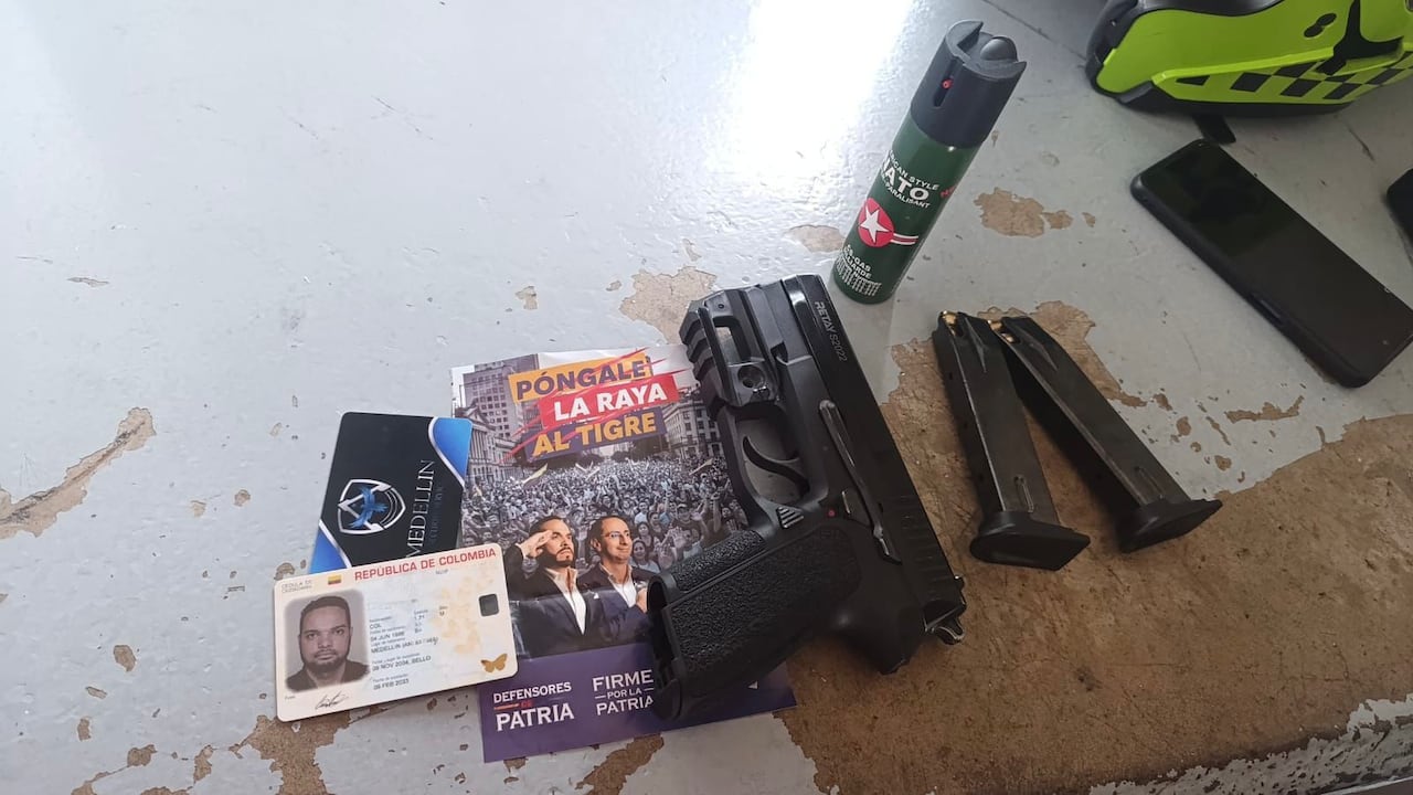 Material hallado al hombre que, supuestamente, se presentó como escolta de Abelardo de la Espriella en Envigado, Antioquia,