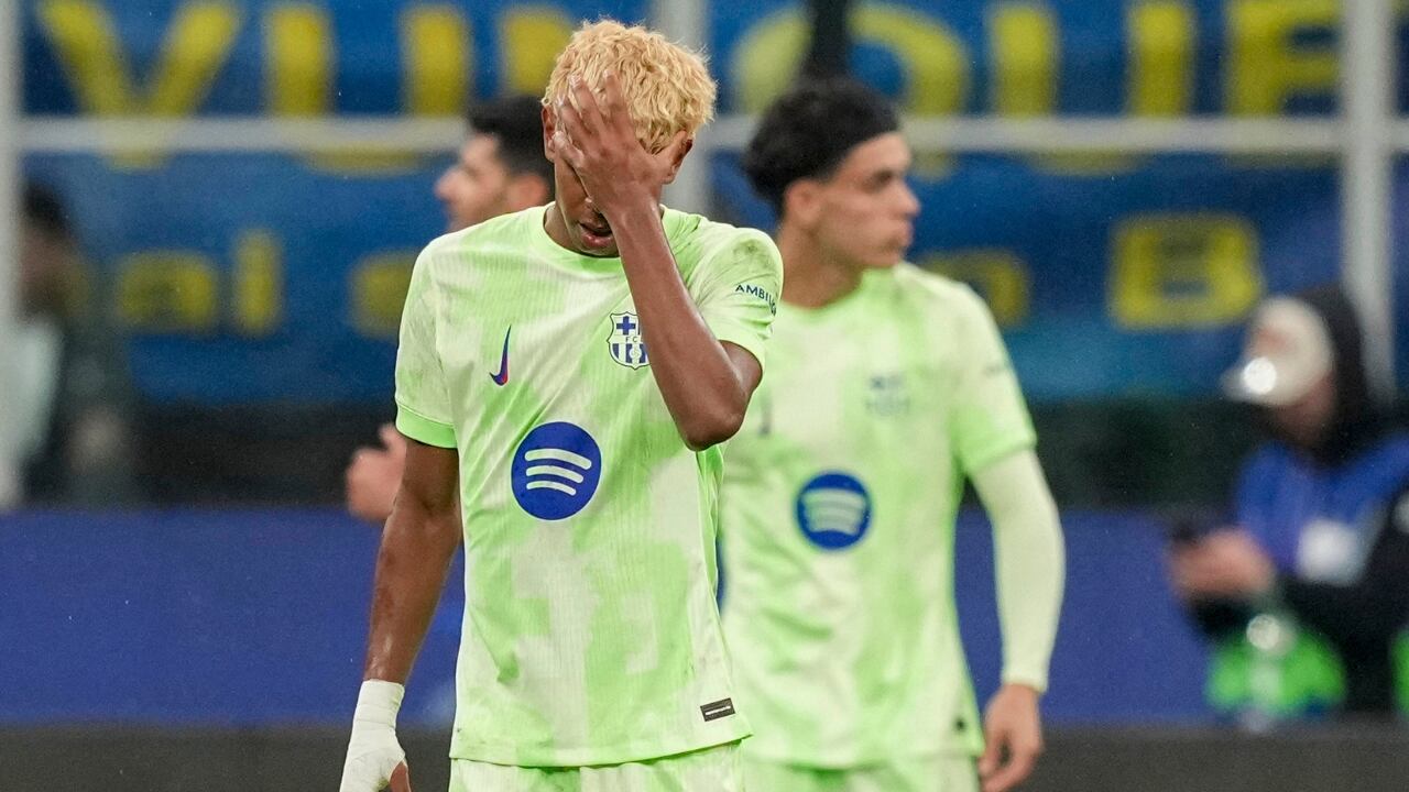 Caras largas en Barcelona tras eliminación de la Champions 2025.