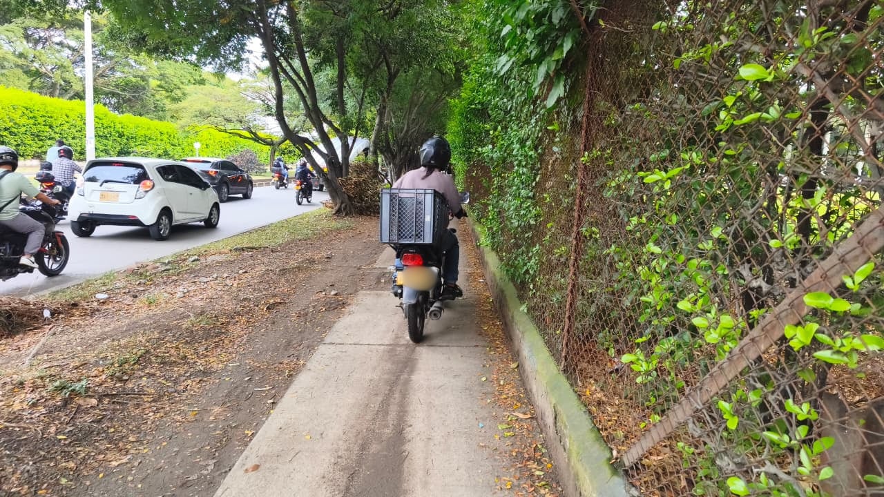 Comunidad advierte sobre posibles accidentes debido al uso indebido del espacio peatonal.