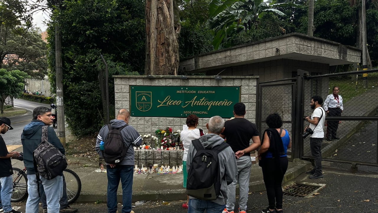 Fachada del Liceo Antioqueño, en Bello, donde decenas de personas se acercan a realizar una ofrenda por los 16 estudiantes fallecidos en el accidente del bus en Remedios.