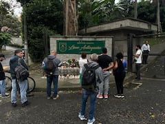 Fachada del Liceo Antioqueño, en Bello, donde decenas de personas se acercan a realizar una ofrenda por los 16 estudiantes fallecidos en el accidente del bus en Remedios.