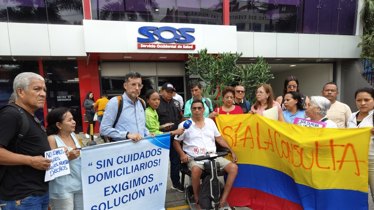 Usuarios de la EPS Servicio Occidental de Occidente SOS se reúnen a las afueras de esta entidad.