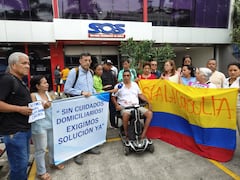 Usuarios de la EPS Servicio Occidental de Occidente SOS se reúnen a las afueras de esta entidad.