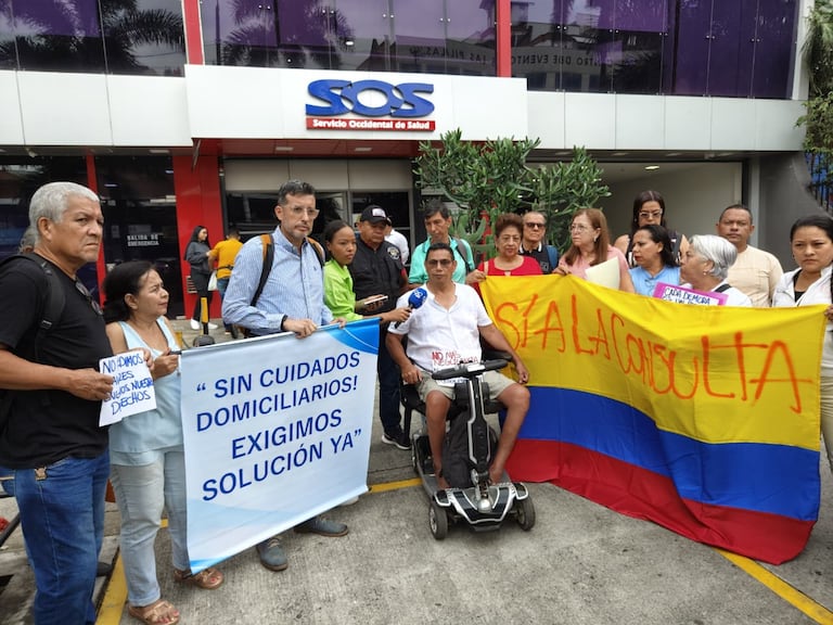 Usuarios de la EPS Servicio Occidental de Occidente SOS se reúnen a las afueras de esta entidad.