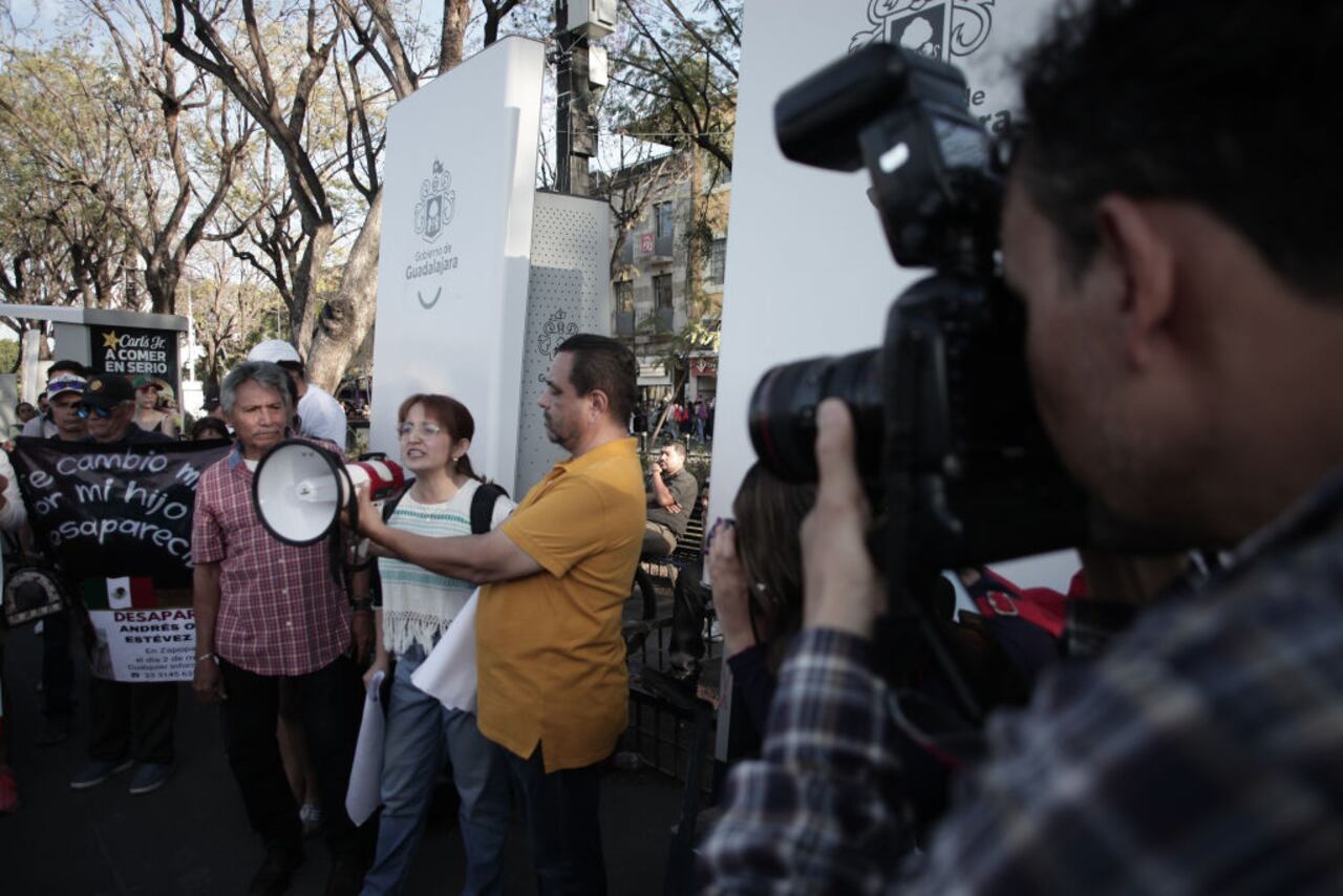 Fotógrafo toma fotografías durante una protesta por la desaparición del periodista mexicano Jaime Barrera el 12 de marzo de 2024 en Guadalajara, México.
