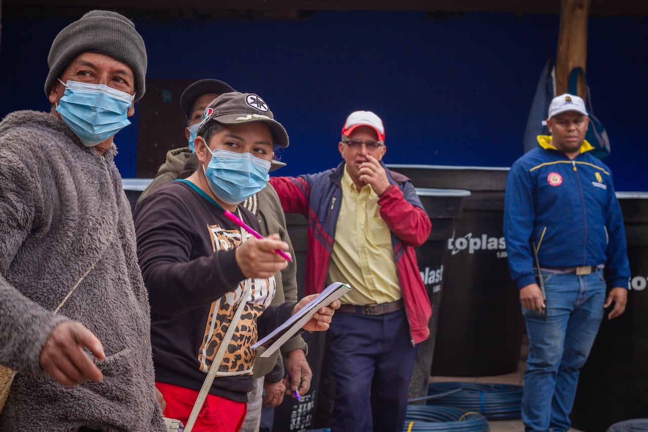 La Gobernación del Cauca entregó ayudas humanitarias a 29 familias de las veredas Los Cristales y Loma Linda, en el Resguardo Indígena de Coconuco, municipio de Puracé, afectadas por la caída de ceniza de la Cadena Volcánica Los Coconucos.