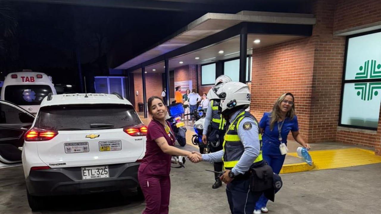Caravana liderada por tránsito abre paso en operativo de alta prioridad.