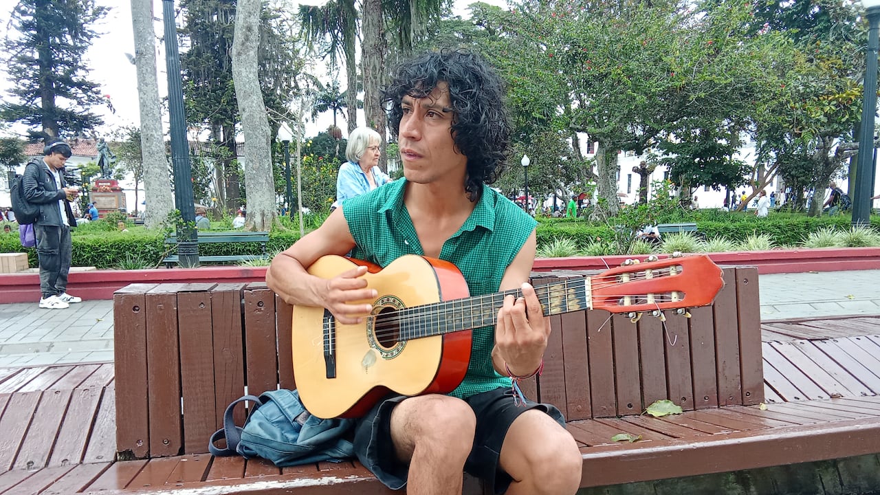 Además de músico, Fernando es muralista y sueña con recorrer territorios indígenas, campesinos y afrodescendientes del Cauca antes de continuar su viaje.