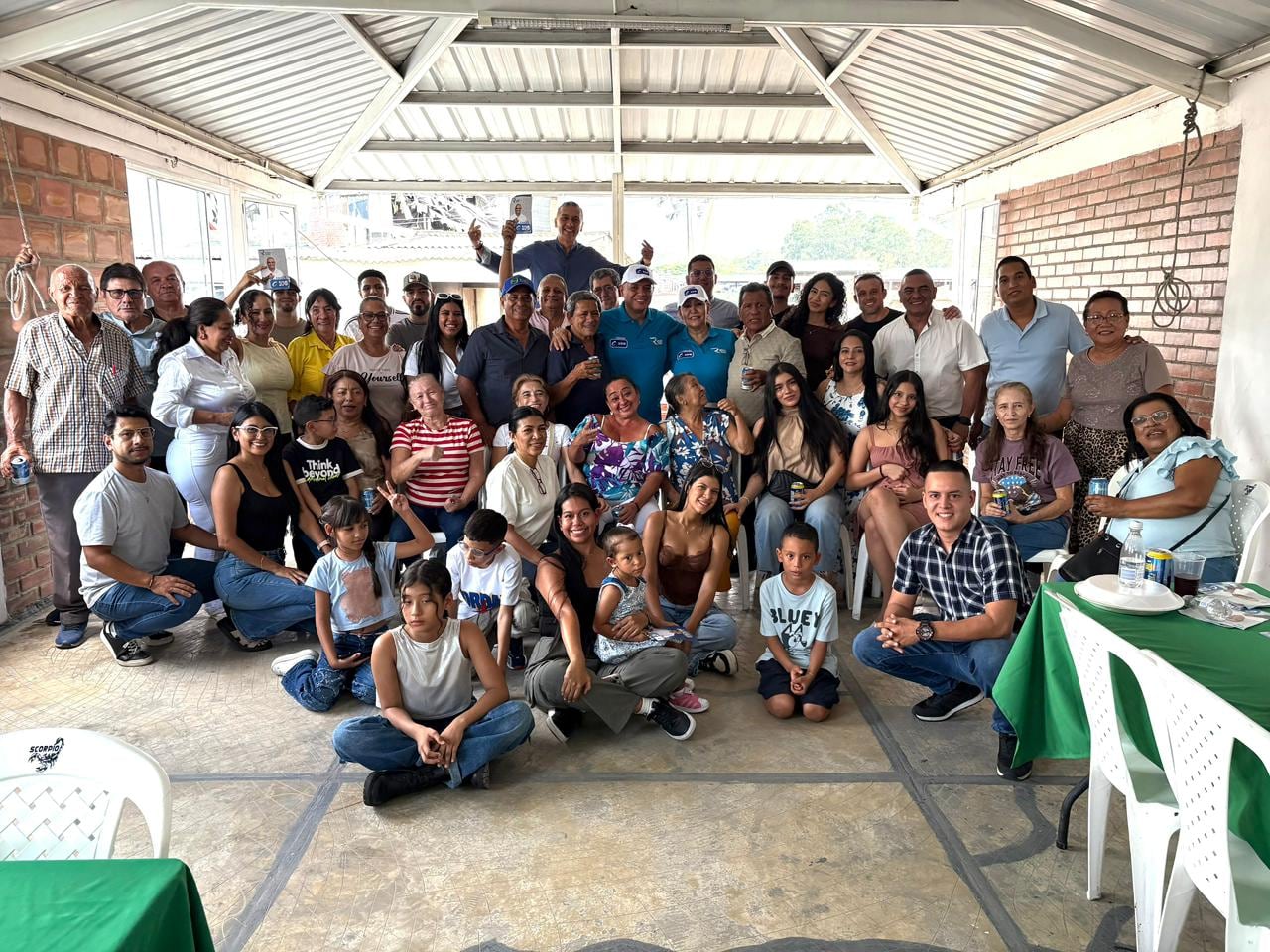 Richard Rivera exponiendo sus propuestas frente a la comunidad.