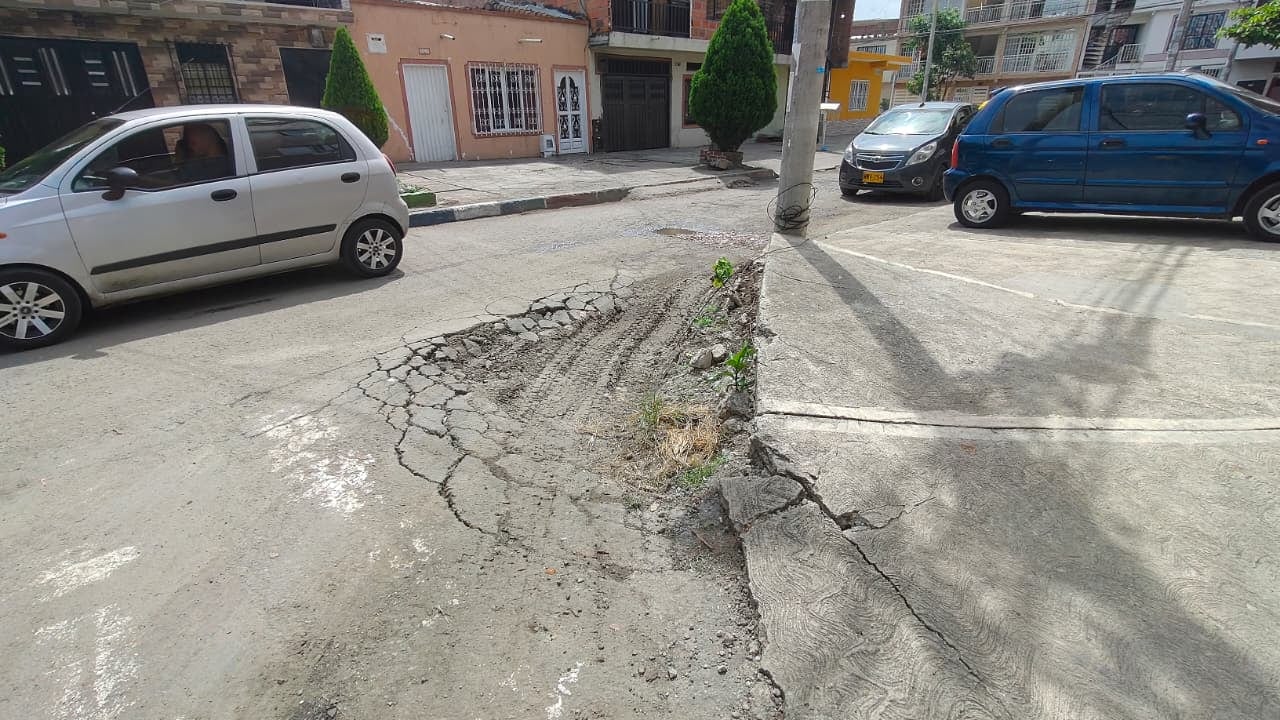 Residentes del barrio El Trébol denuncian que el hundimiento ubicado en la Carrera 24 con Calle 55 ha aumentado de tamaño con el paso de vehículos pesados y estaría afectando la movilidad en el sector.