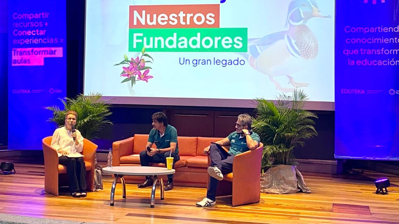 Francisco Piedrahita (Qepd) y Claudia Uribe, impulsores del Portal Eduteka, recibieron un homenaje por los 25 años de la plataforma. El acto estuvo acompañado por Boris Sánchez Molano y Juan Carlos López-García, docentes y coordinadores del proyecto en la Universidad Icesi.
