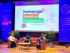 Francisco Piedrahita (Qepd) y Claudia Uribe, impulsores del Portal Eduteka, recibieron un homenaje por los 25 años de la plataforma. El acto estuvo acompañado por Boris Sánchez Molano y Juan Carlos López-García, docentes y coordinadores del proyecto en la Universidad Icesi.