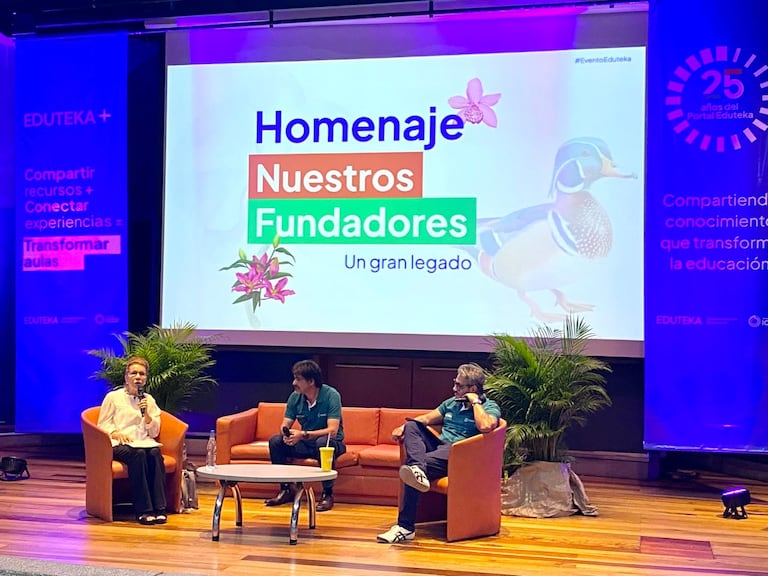 Francisco Piedrahita (Qepd) y Claudia Uribe, impulsores del Portal Eduteka, recibieron un homenaje por los 25 años de la plataforma. El acto estuvo acompañado por Boris Sánchez Molano y Juan Carlos López-García, docentes y coordinadores del proyecto en la Universidad Icesi.