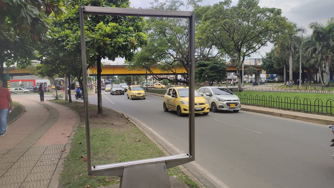 Varios de los Mupis en Cali no tienen publicidad y ni siquiera tienen el vidrio que los protege. Se espera que la concesión sea la solución para el manejo administrativo y financiero de estos elementos.