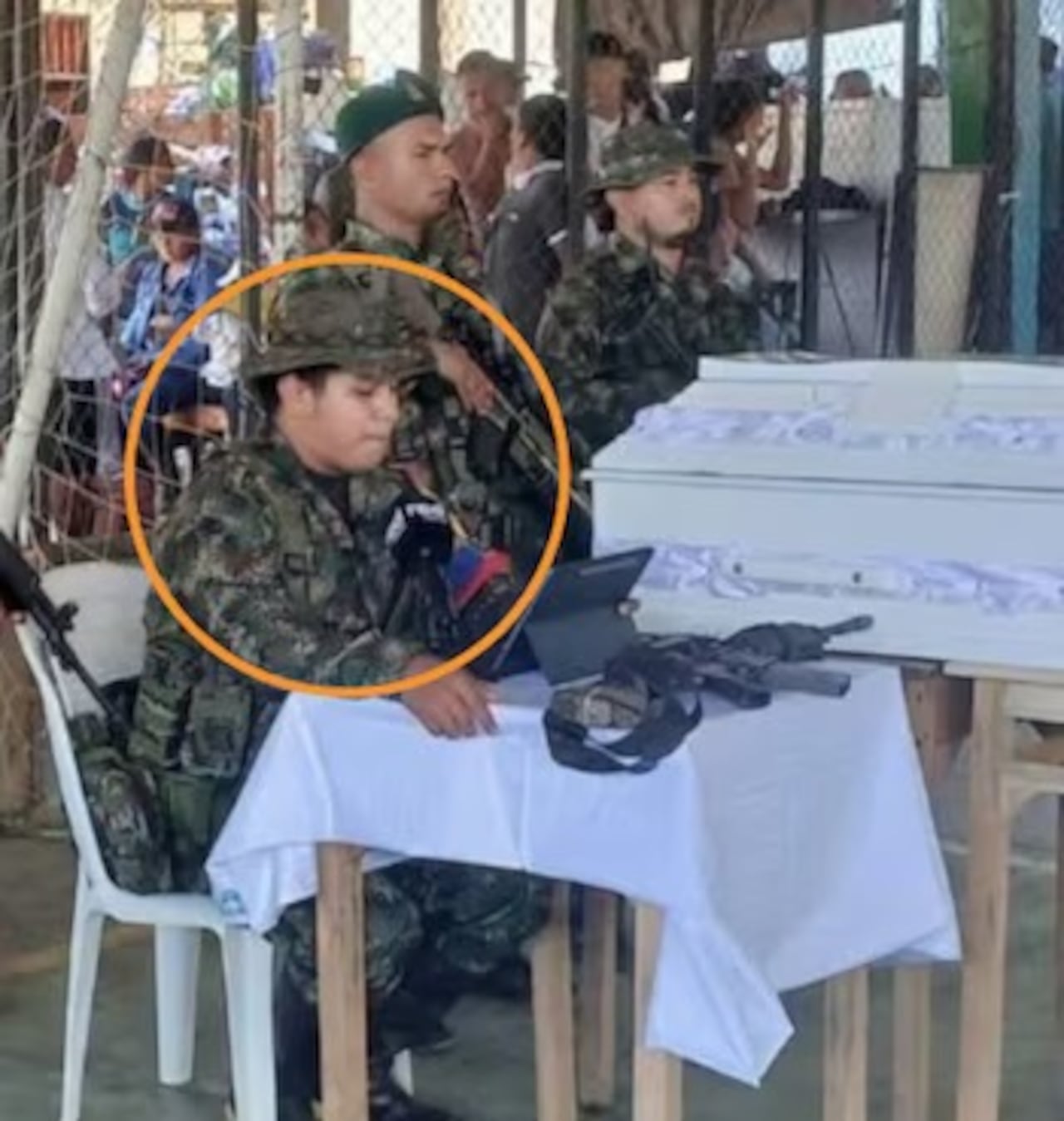 Alias Paciencia, identificado como Jhonatan, señalado como segundo cabecilla y responsable financiero de la estructura Carlos Patiño de las disidencias de las Farc, es buscado por las autoridades tras su presunta fuga con cerca de $10.000 millones junto a alias Mary