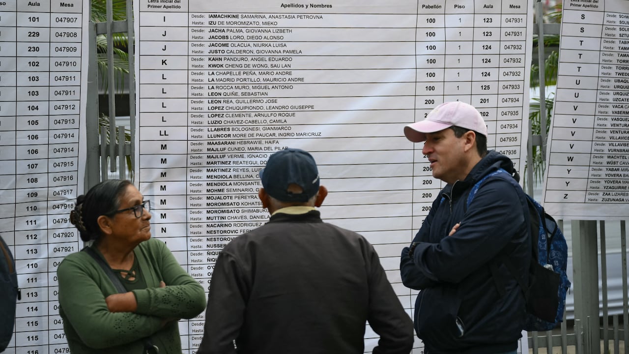 Personas esperan para votar afuera de un centro de votación en Lima el 12 de abril de 2026, durante las elecciones generales.