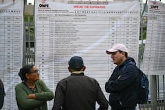 Personas esperan para votar afuera de un centro de votación en Lima el 12 de abril de 2026, durante las elecciones generales.